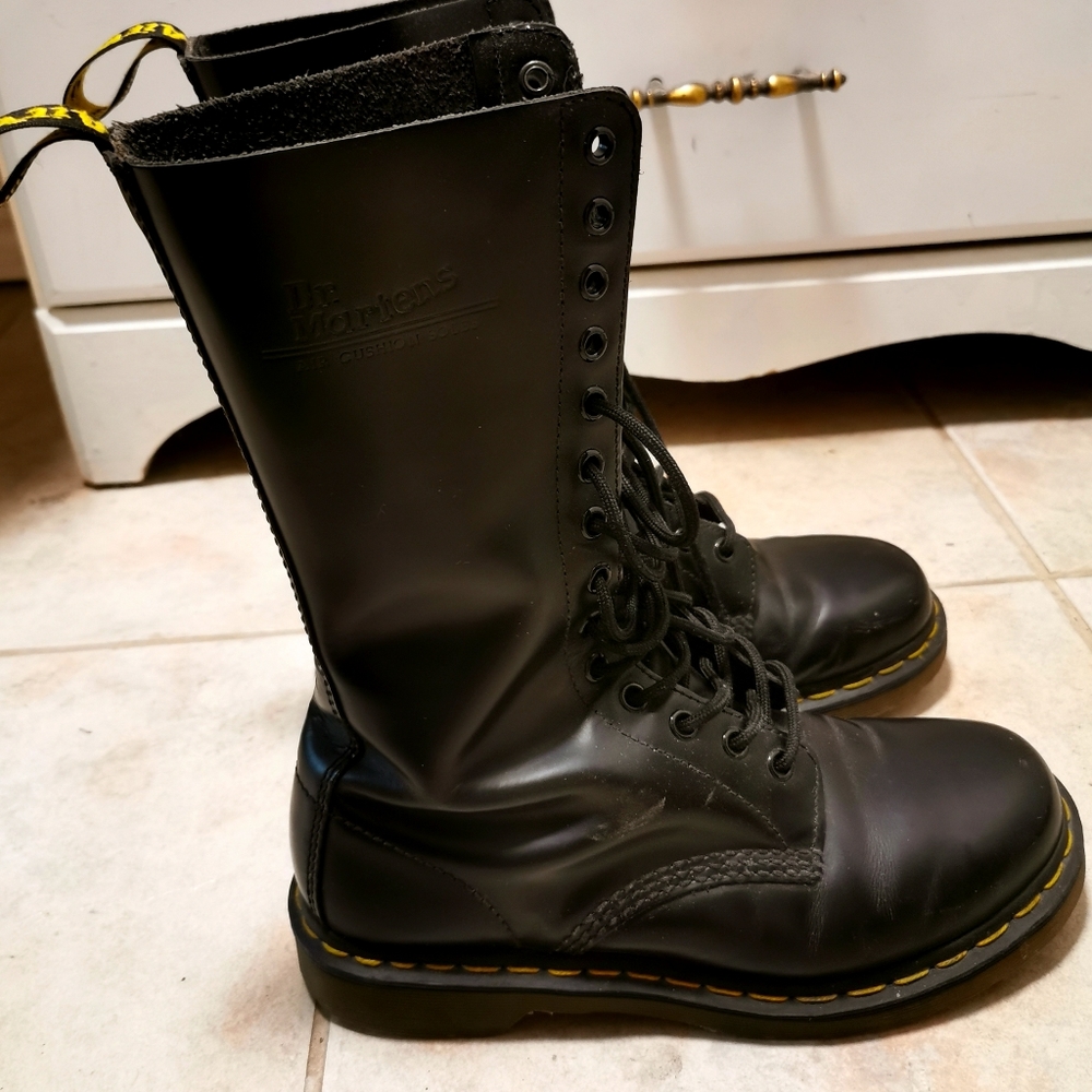 Dr Martens 14 eye leather boots